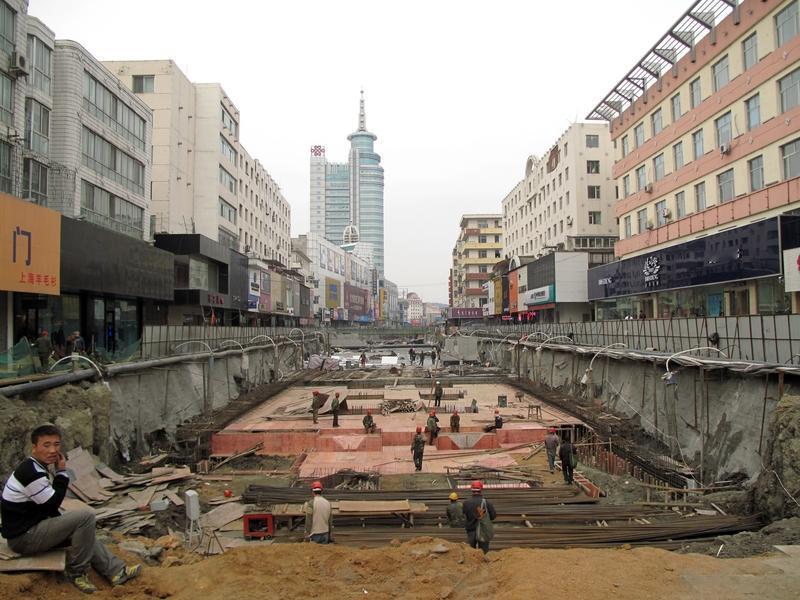 地下商业街本应是人潮涌动、热闹非凡，营造出超棒的节日氛围，但现实却不尽人意。好多