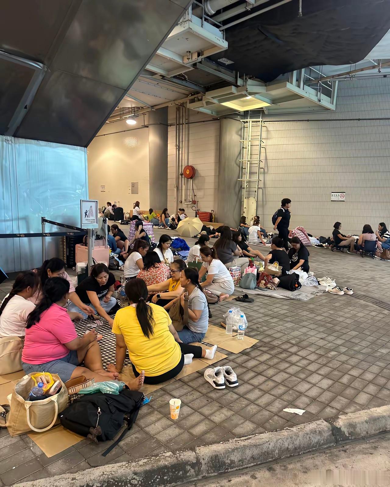 香港的周末充斥着菲佣，很震惊诶，中环附近到处是菲佣，听说他们周一到周六工作，周日