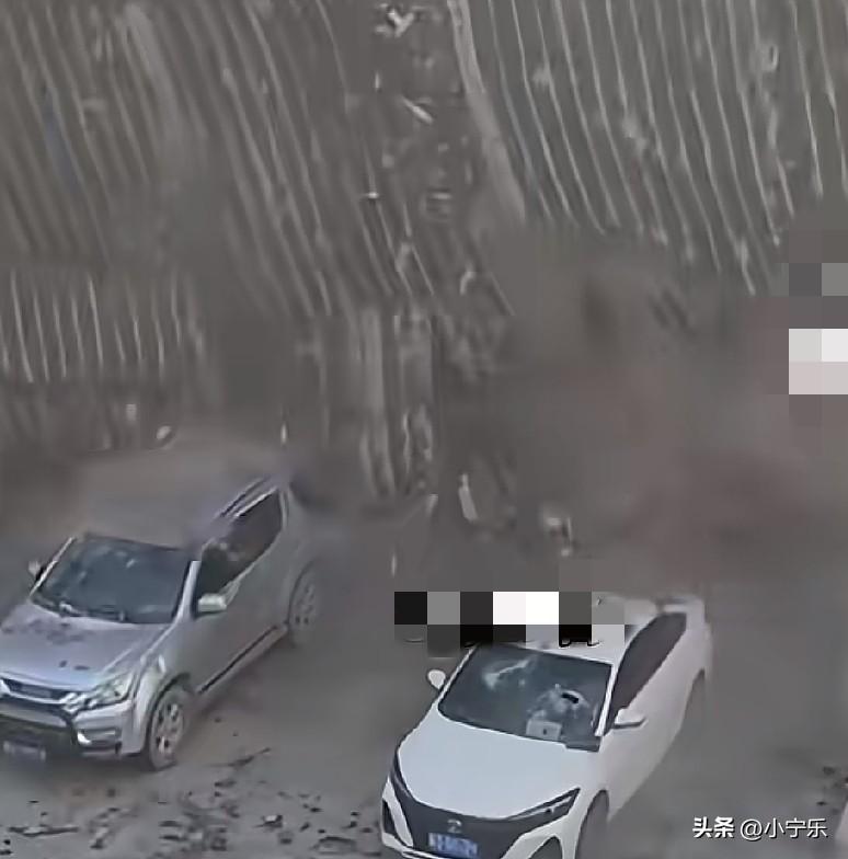 5月29日，河北邯郸馆陶县永济水镇一建筑瓦片如瀑布般垮塌，现场腾起大片白烟，路边