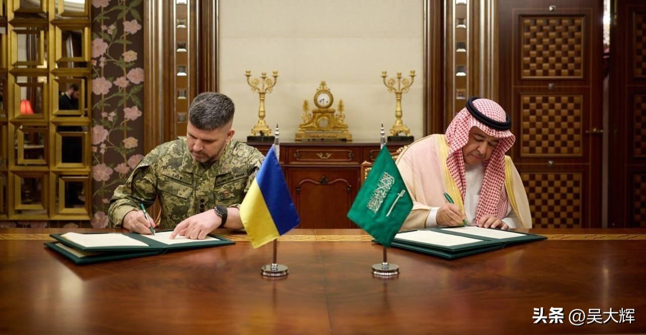 乌克兰与沙特阿拉伯签署防务合作协议
 
到访沙特的泽连斯基表示，“乌克兰国防部与