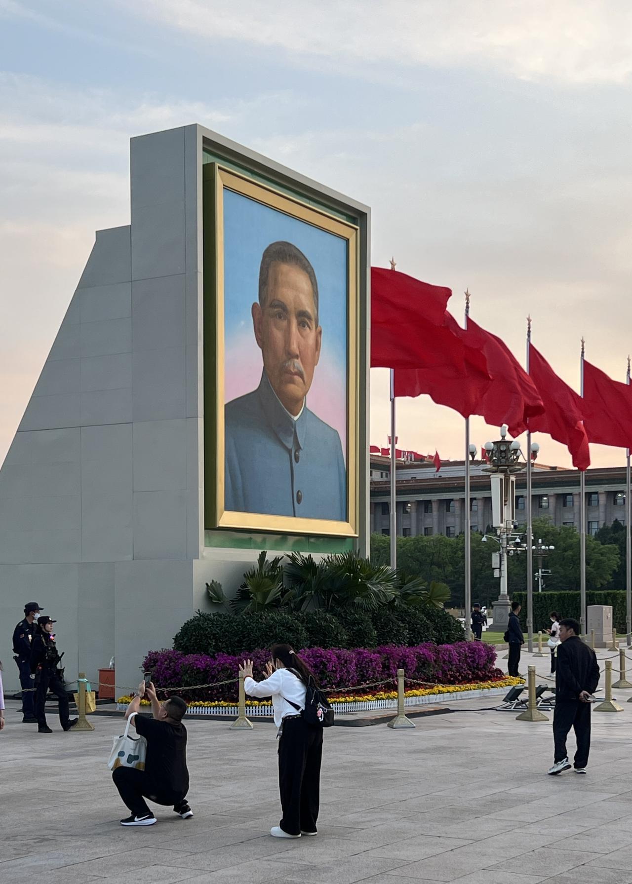 每年五一、十一，天安门广场都要摆出孙中山画像。画像高6.5米，宽5.2米，重约2