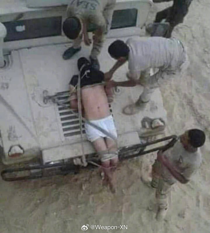 #兵器影像[超话]# 埃及安全部队对一些被俘恐怖分子的处理方式：“我们剥光了恐怖