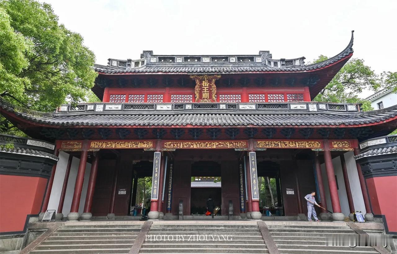 岳王庙，南宋抗金名将鄂王岳飞的墓地。岳王庙由墓园、忠烈祠、启忠祠三部分组成，供后