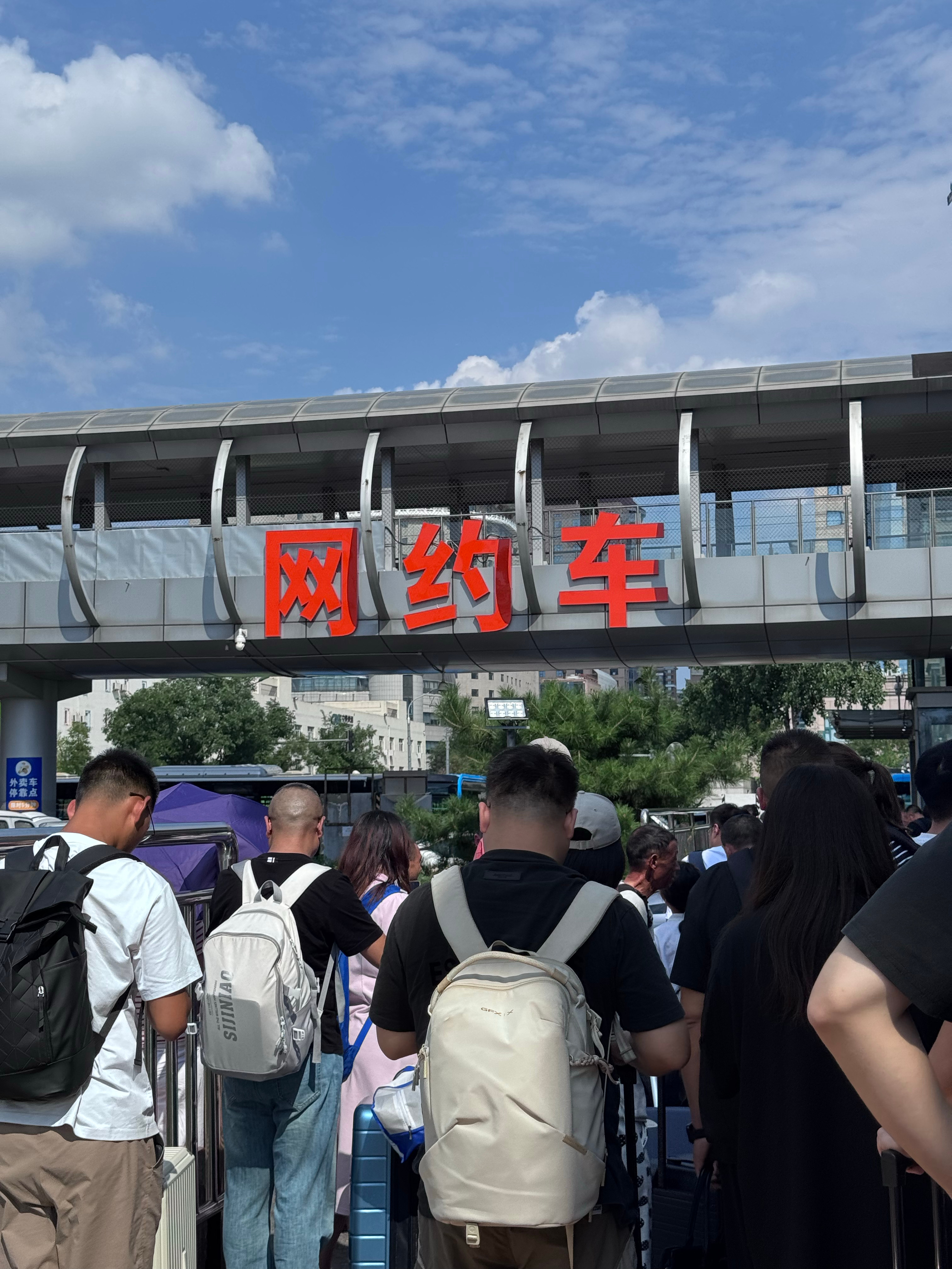 今天北京的天气可真好图3妞妞“「刚钓车」是什么意思啊？”我“…网约车”妞妞特别不