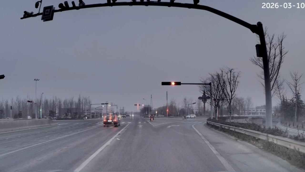 来高手讨论一下吧，这种情况右转究竟要不要看灯？
直行车道有红绿灯和停止线，右转车