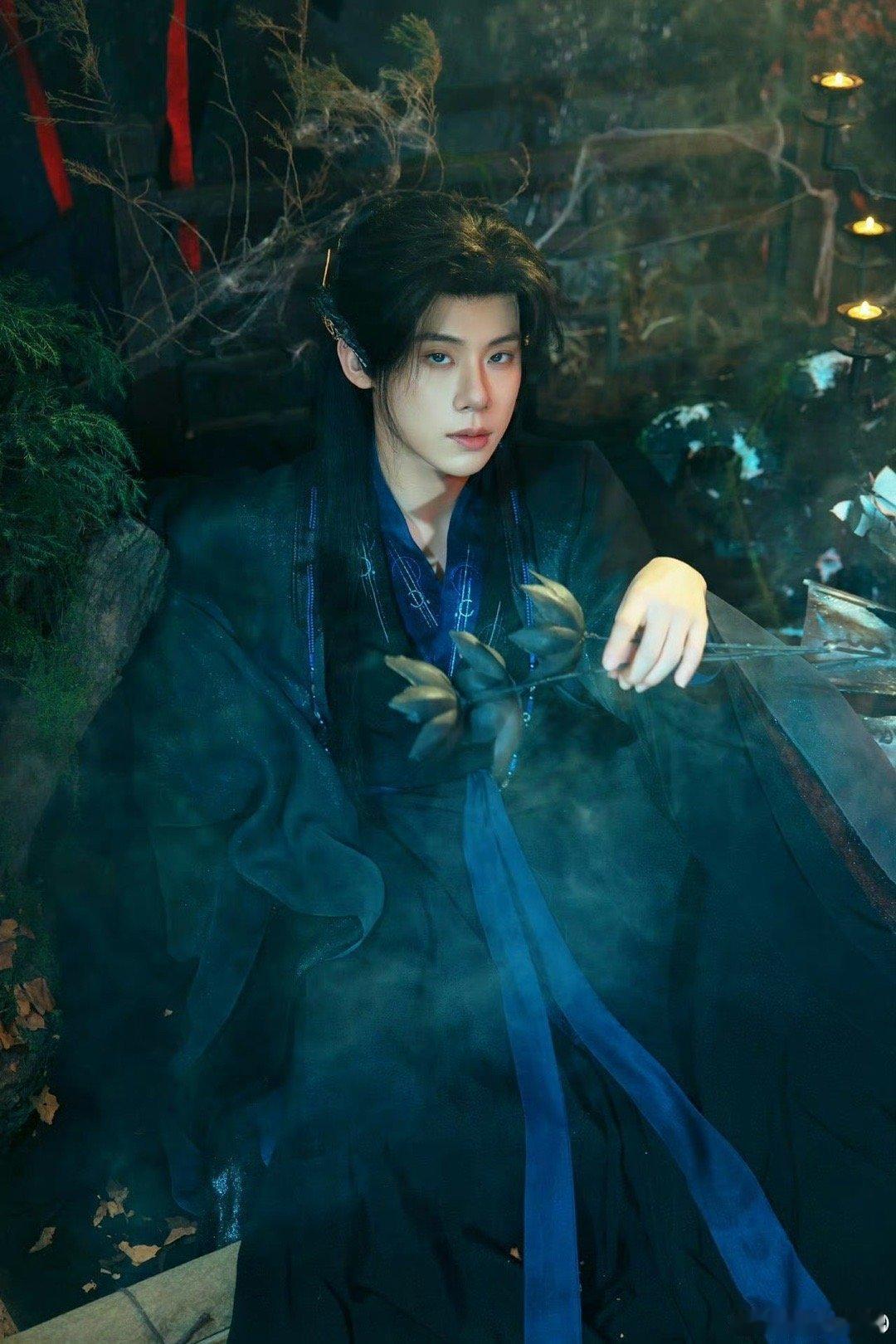 周奇魅魔上身周奇这身古装造型简直是魅魔本魔！长发高束勾勒出利落线条，眉眼间却藏着