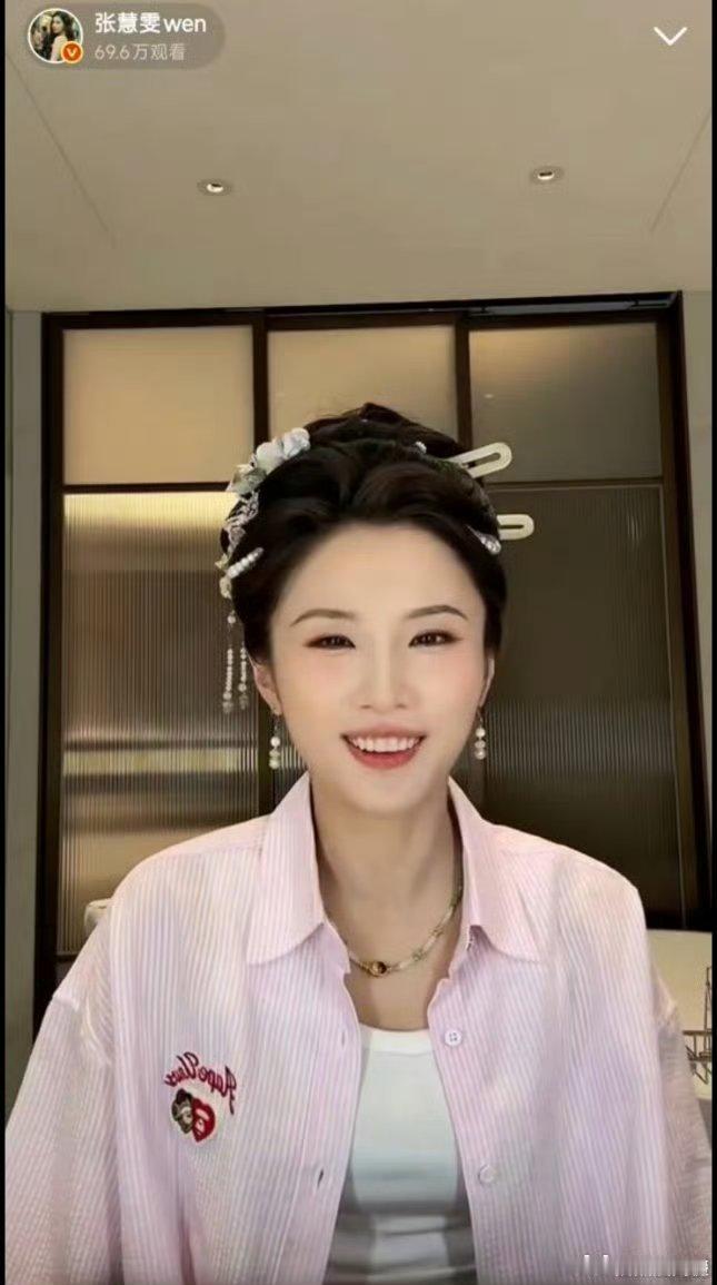 张慧雯约谢楠李心洁潜水张慧雯直播相处融洽欢乐多，提前约定潜水之旅，随性分享的样子