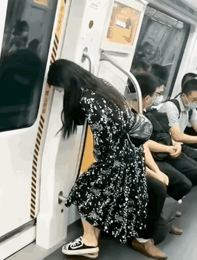 小姐姐，这是干嘛，找个地方坐啊[大笑][大笑][大笑]