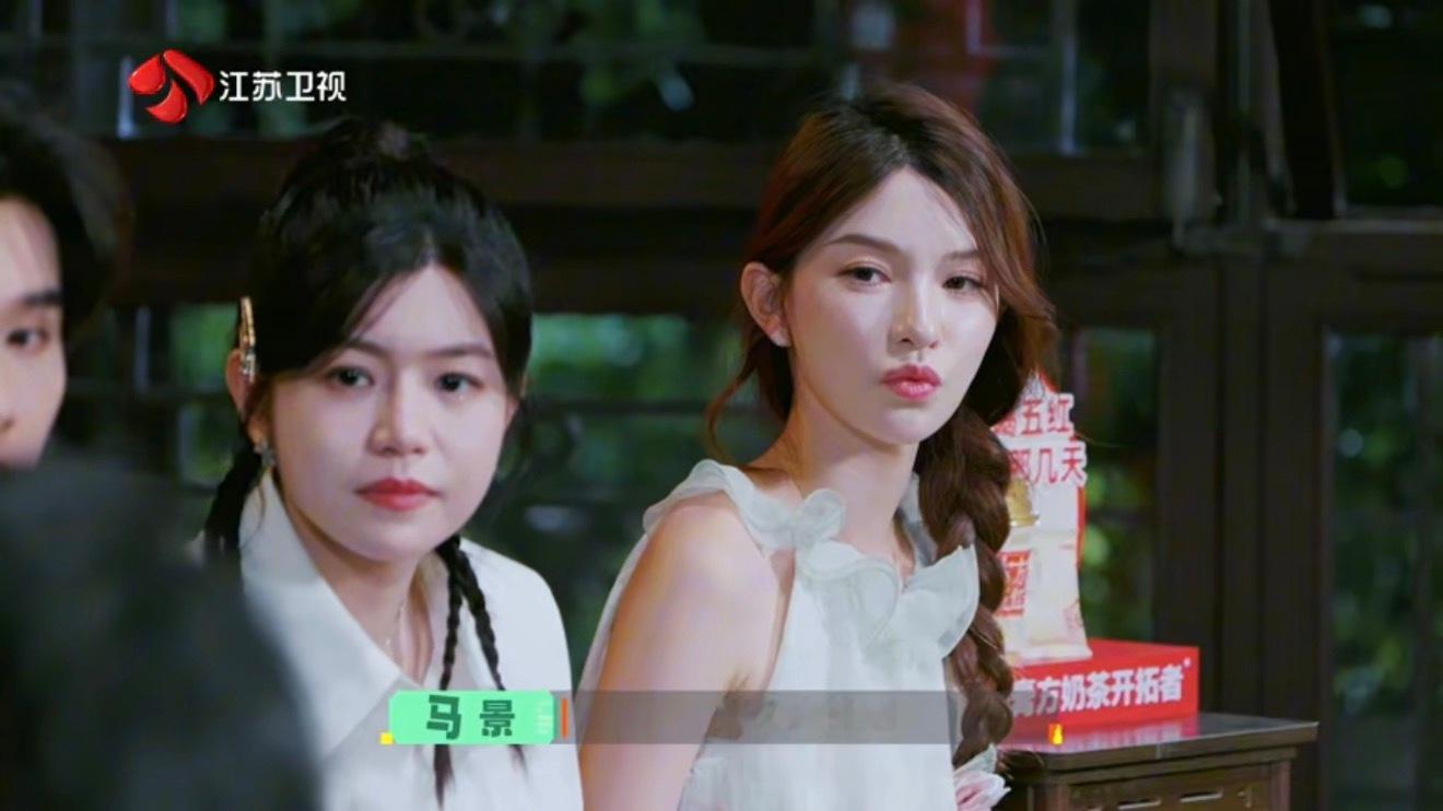 不建议坐石墩子缓解痛经 坐热石墩止痛风 险 翻倍，易低温烫伤还容易滋生 细 菌引