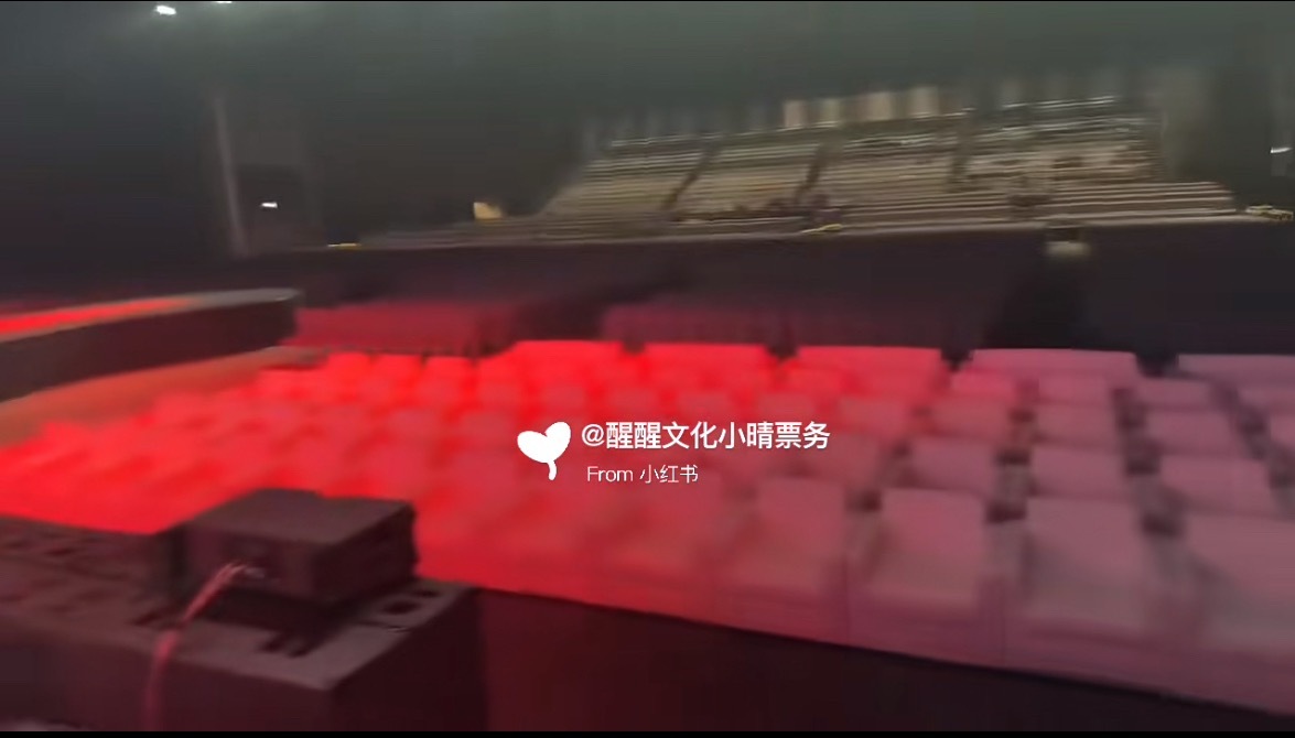 这是泰国微博之夜的场地这诡异的灯光认真的吗 