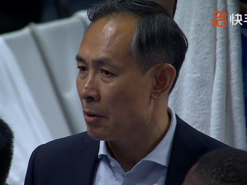 北京男篮vs上海男篮北京第三节崩了个血盆大口啊，单节11：39，第三节结束上海还