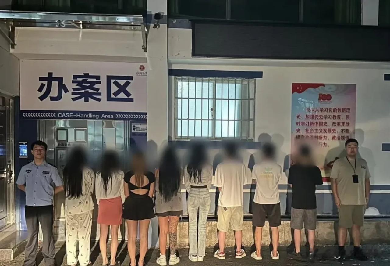 明目张胆，私人影院，肢体接触明码标价，这不是赤裸裸的那个嘛。也不仅仅是成都，还有