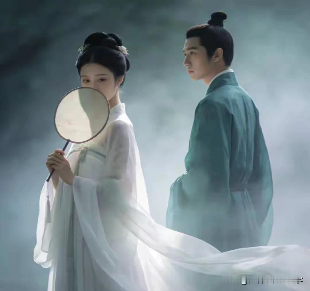 <旧情难忘＞
重游故地雨纷纷，
朵朵桃花挂泪痕。
不见昔时人面在，
物是人非亦伤