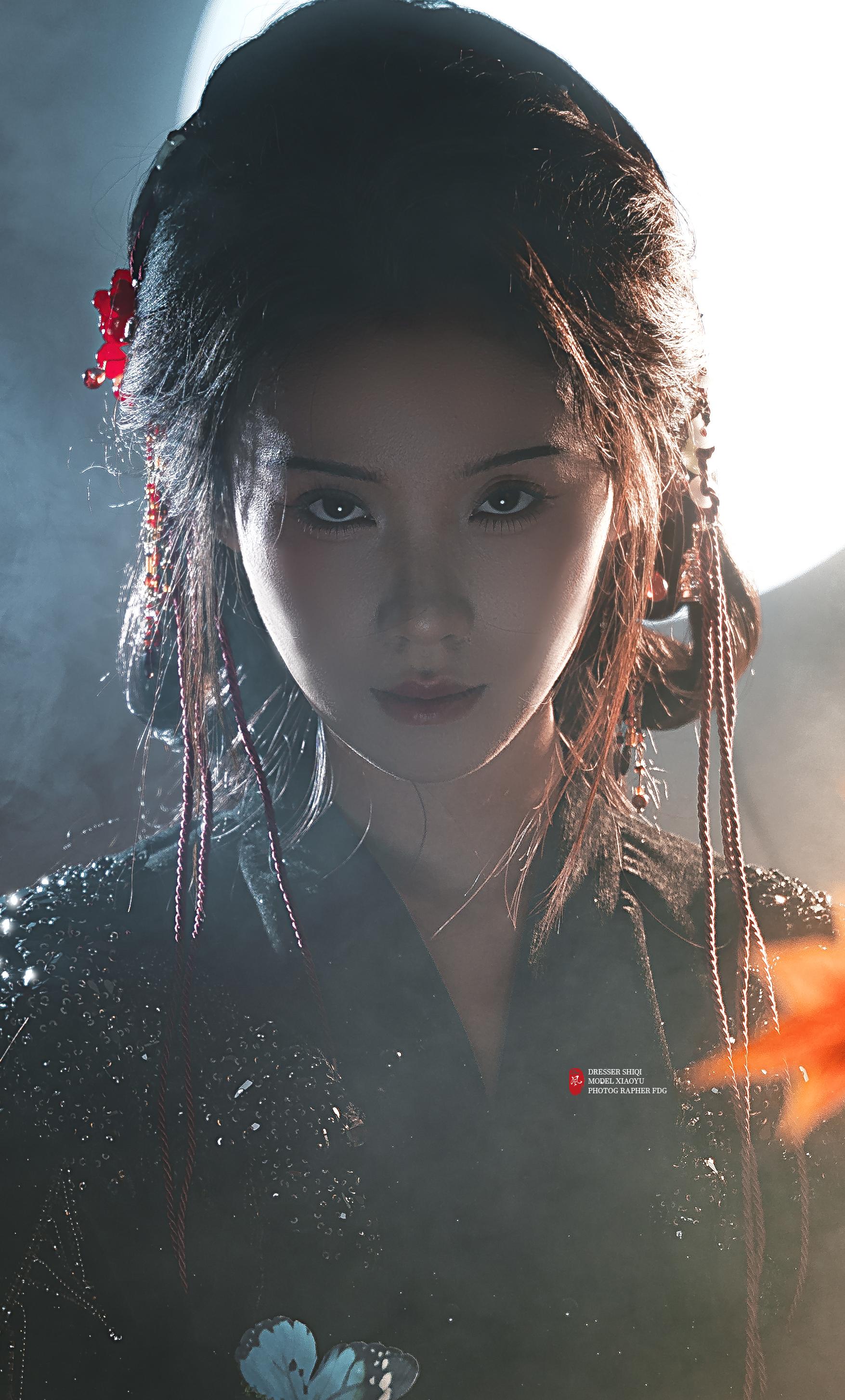 拔刀月下斩。👧🏻  红枫🍁系发，墨衣藏锋，今晚我是要去取谁的命（不是）😎