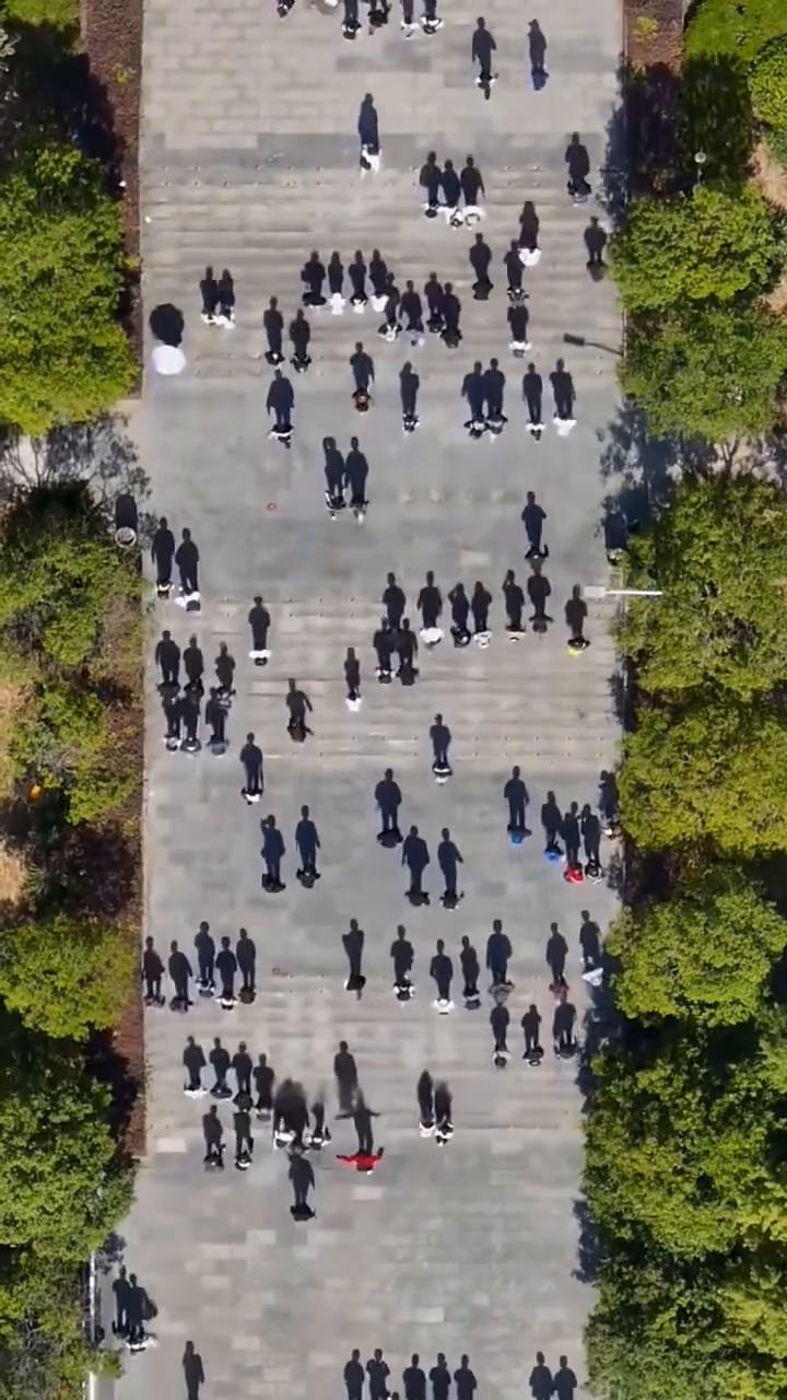 不相信眼睛了。
兄弟们，就这个视频我看了3遍，愣是没看明白。这个学校里头，这人怎