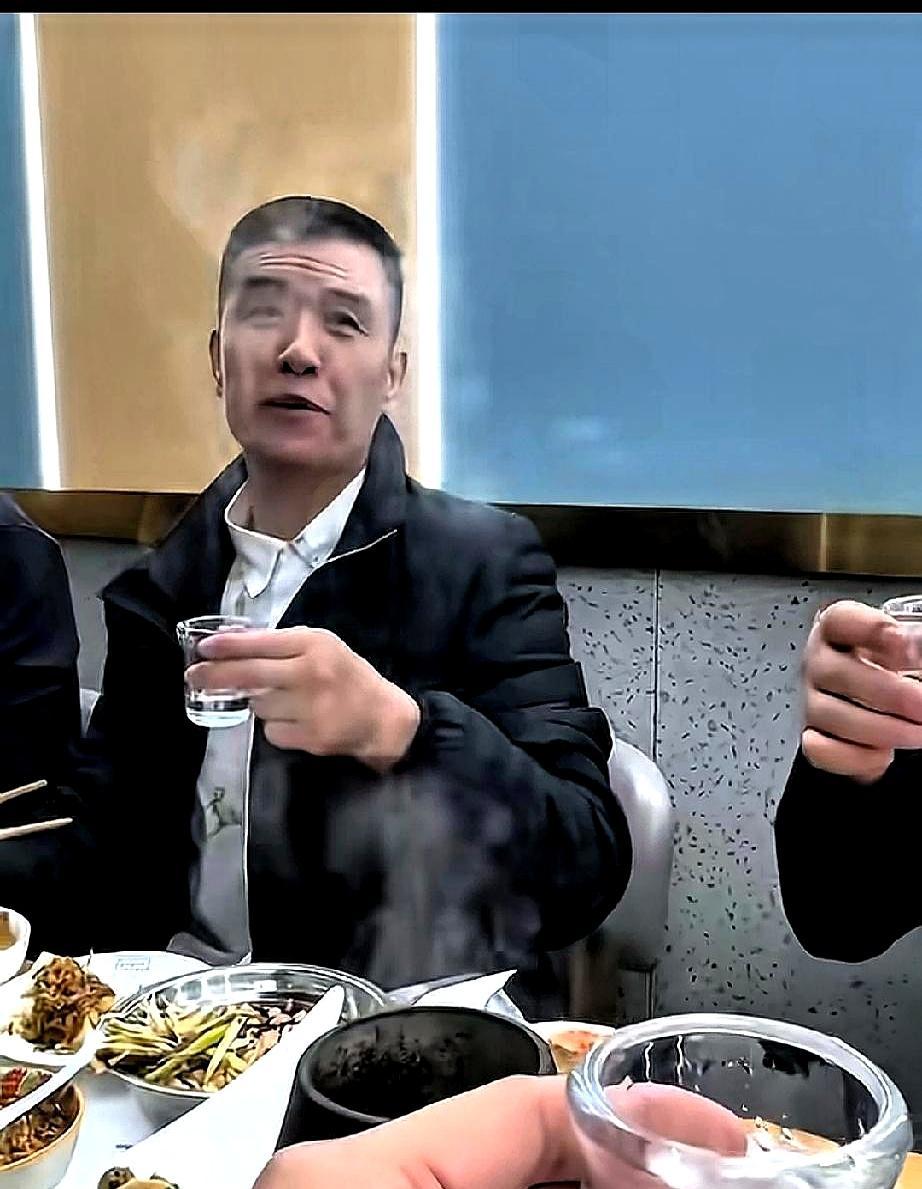 一个电话，本山传媒让他暂时离开，他扭头就交了合同。
 
他问，是我演砸了，还是犯