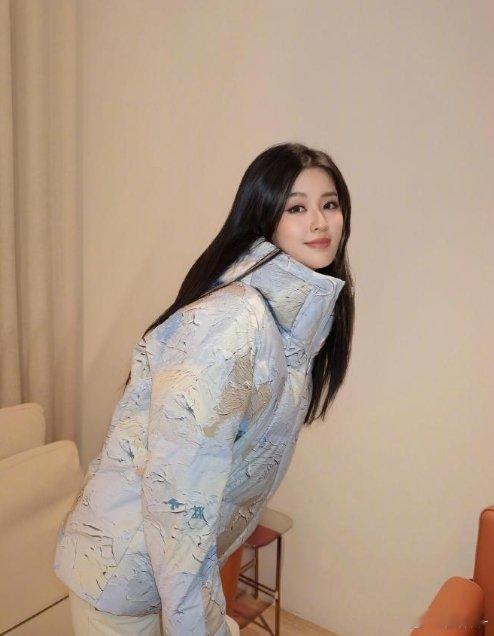 我感觉就是妆容变了而已，变得更有辨识度了，乔欣各种风格都能驾驭哎