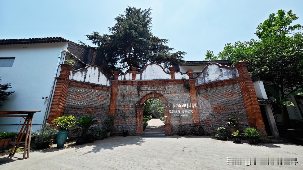 说真的，来同里古镇别只盯着退思园挤了，旁边那栋青砖黛瓦的三层小楼才藏着最戳人的故