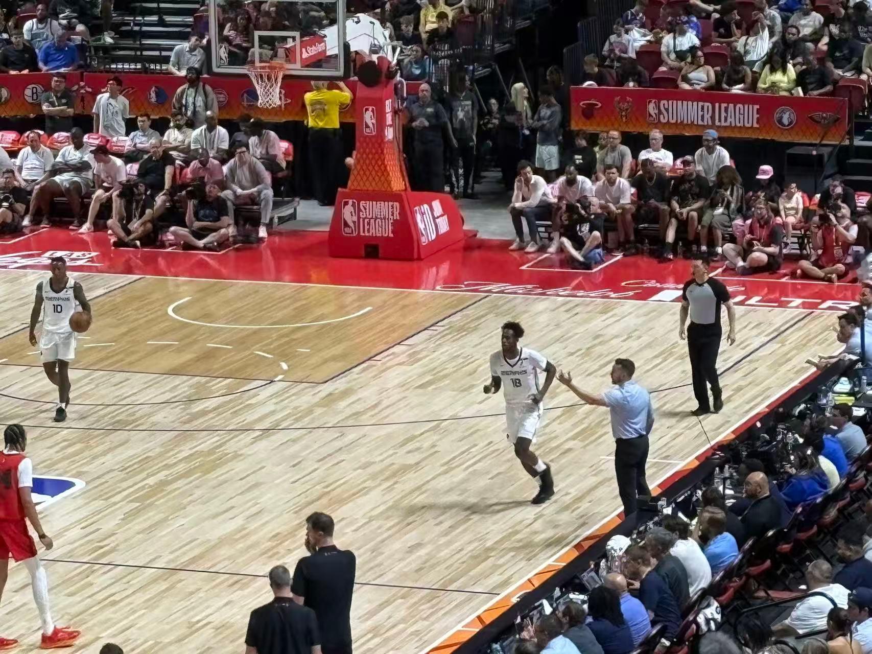 中国裁判张潇现身NBA夏季联赛执裁，前方探员透露，在夏联比赛现场看到了张云松、李