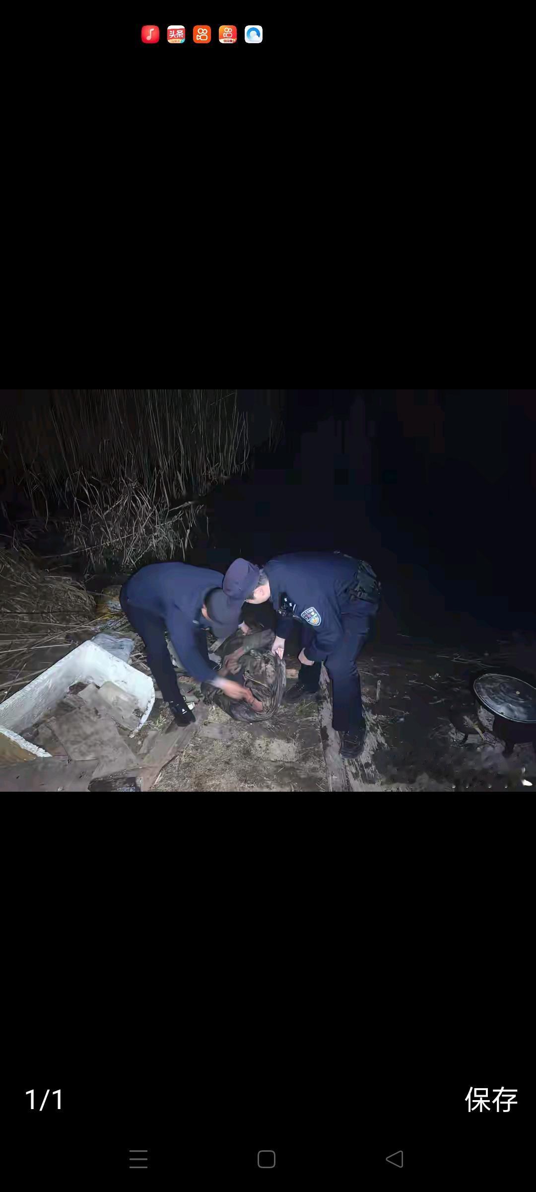 这是一场令人揪心的救援，也是一段关于人性、关于生命的深刻反思。那天夜里，河水静静