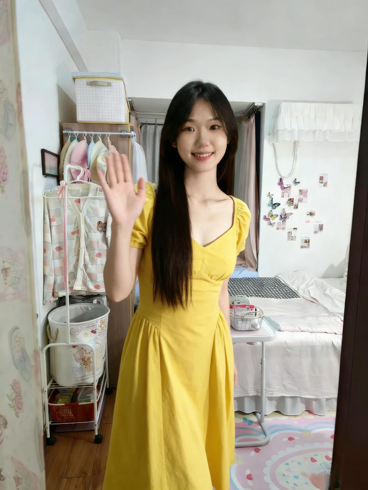 晓日穿帘照画堂，佳人闲立态清扬。
黄衣微染秋云色，细腰轻袅楚宫妆。
鬓畔风微摇玉