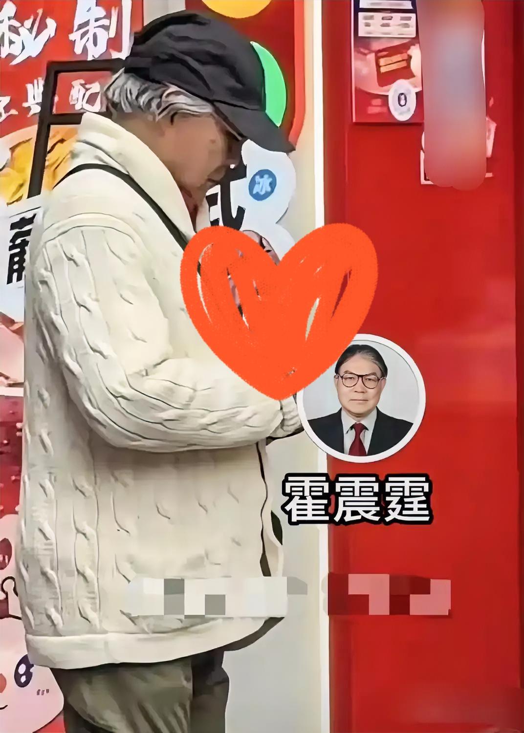 12月25日，霍启刚与郭晶晶一家在广州南沙逛街时购买奶茶，买单后主动向店员展示付