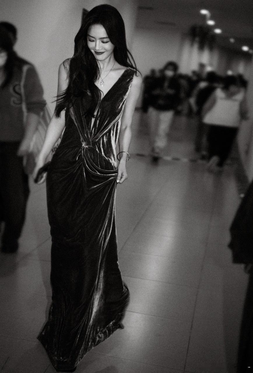 2025中国电影大数据荣誉之夜 甲板上认真介绍葛洲坝的蔡文静，被嘉宾调侃“像学过