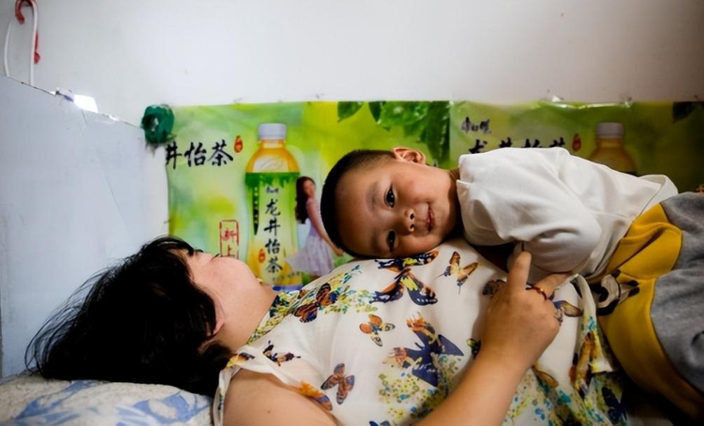 “医学奇迹！”2011年，江西一男子不顾家人反对，娶瘫痪女子。新婚夜前夕，岳母支