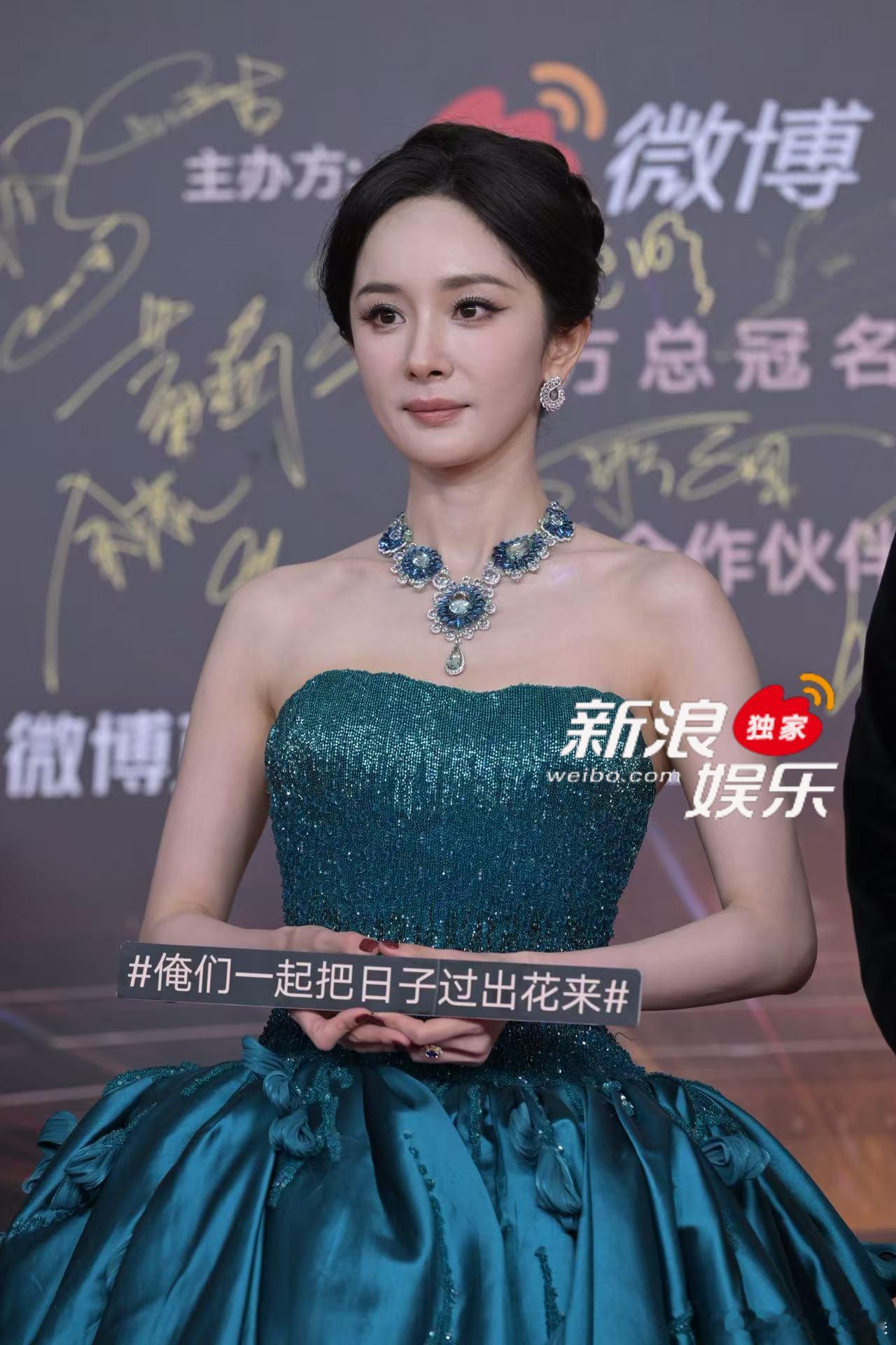 杨幂 生图权威杨幂 爆剧女王气场 已经被生图美得说不出话[捂嘴哭][捂嘴哭][捂