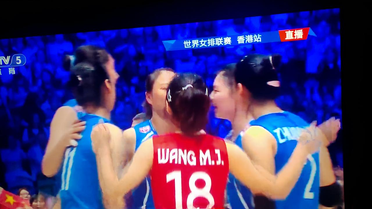 北京时间7月11日20:00至22:09，世界女排联赛香港站焦点战打响。中国女排