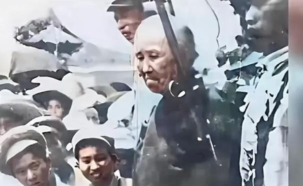 1950 年，“双枪老太婆” 赵洪文国被押赴刑场时拍下的照片，当时赵洪文国已经 