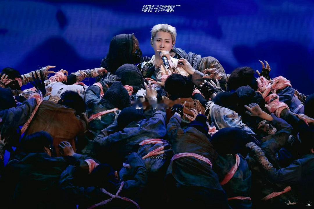 汪苏泷终于穿上了他想要的西装念念不忘必有回响！汪苏泷多次提及想要西装造型，这次演