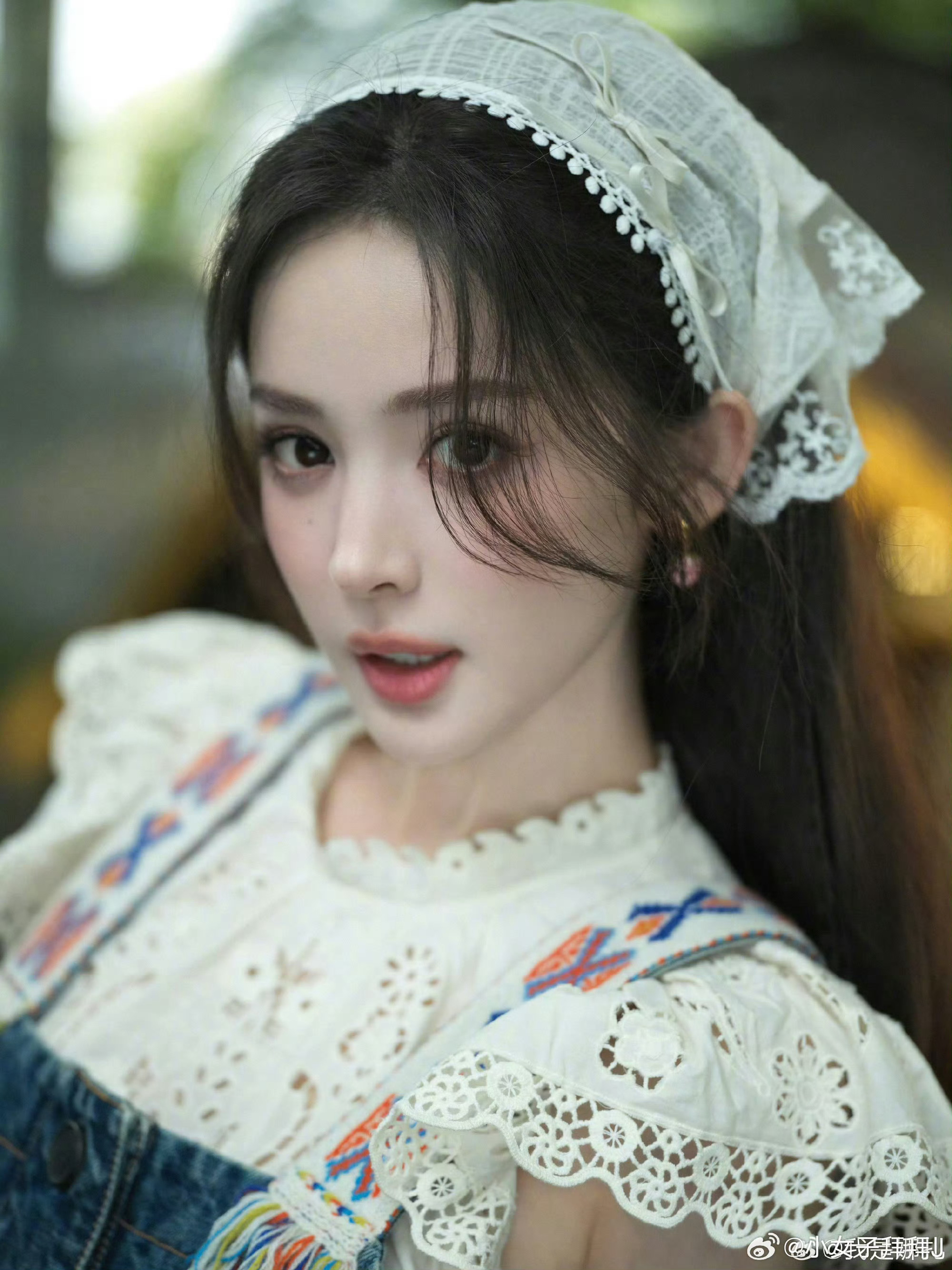 娜扎上户口的时候名字多打字了 娜扎写自己真名是古力那扎尔·拜合提亚尔，因为上户口