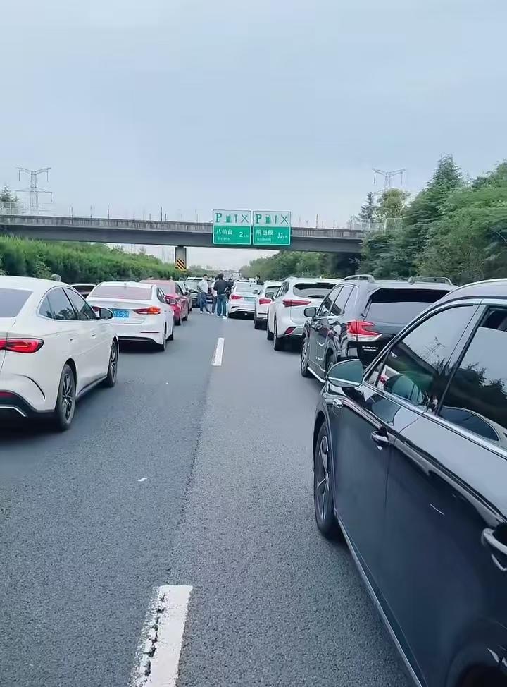 在高速上开不到100码，能不在超车道行驶吗
今天早上5点钟起床，看外面下着小雨。