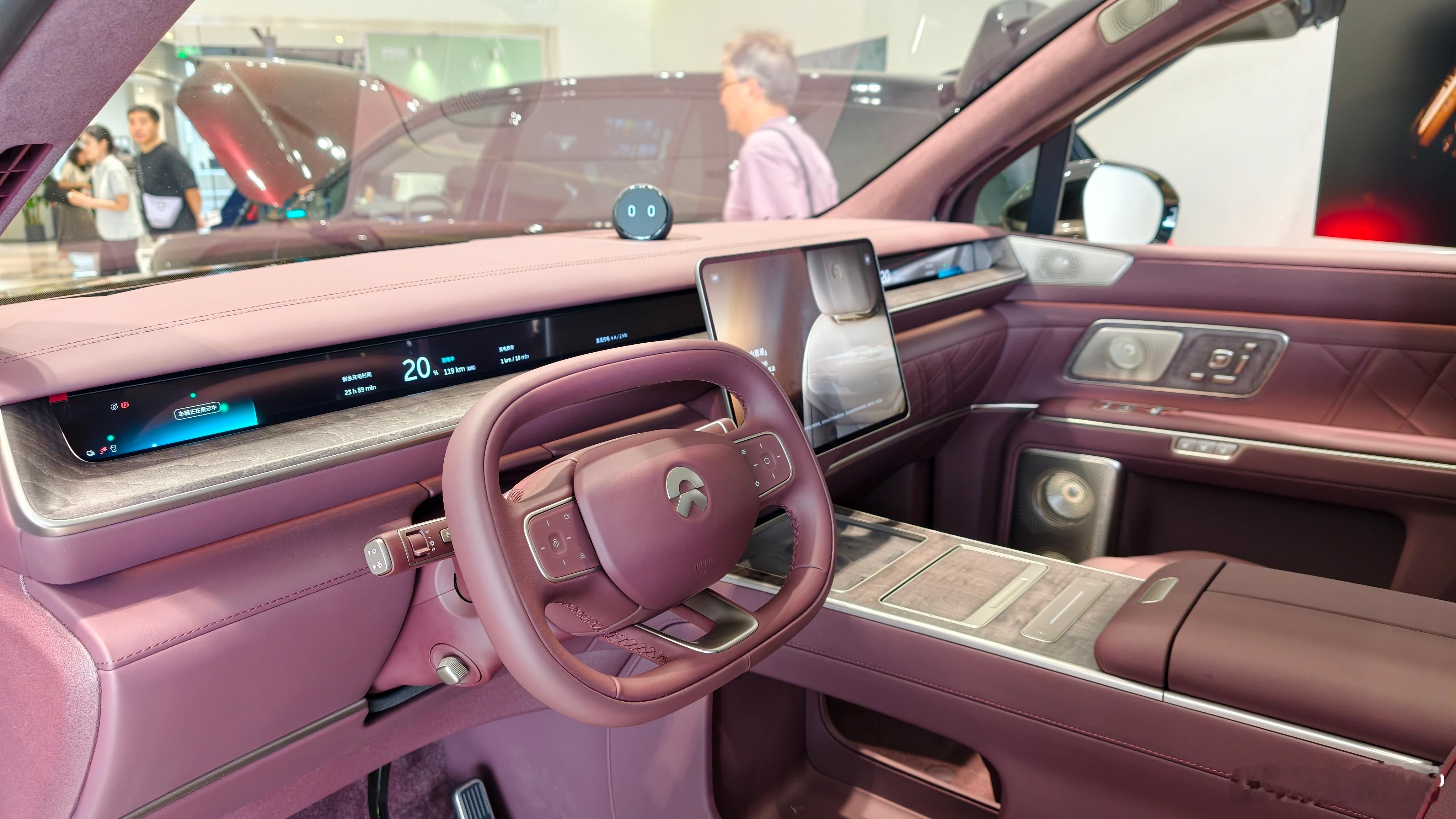 那今天不太忙，逛商场顺便去了趟蔚来。原本只想随便看看，结果被ES9的气场震住了—