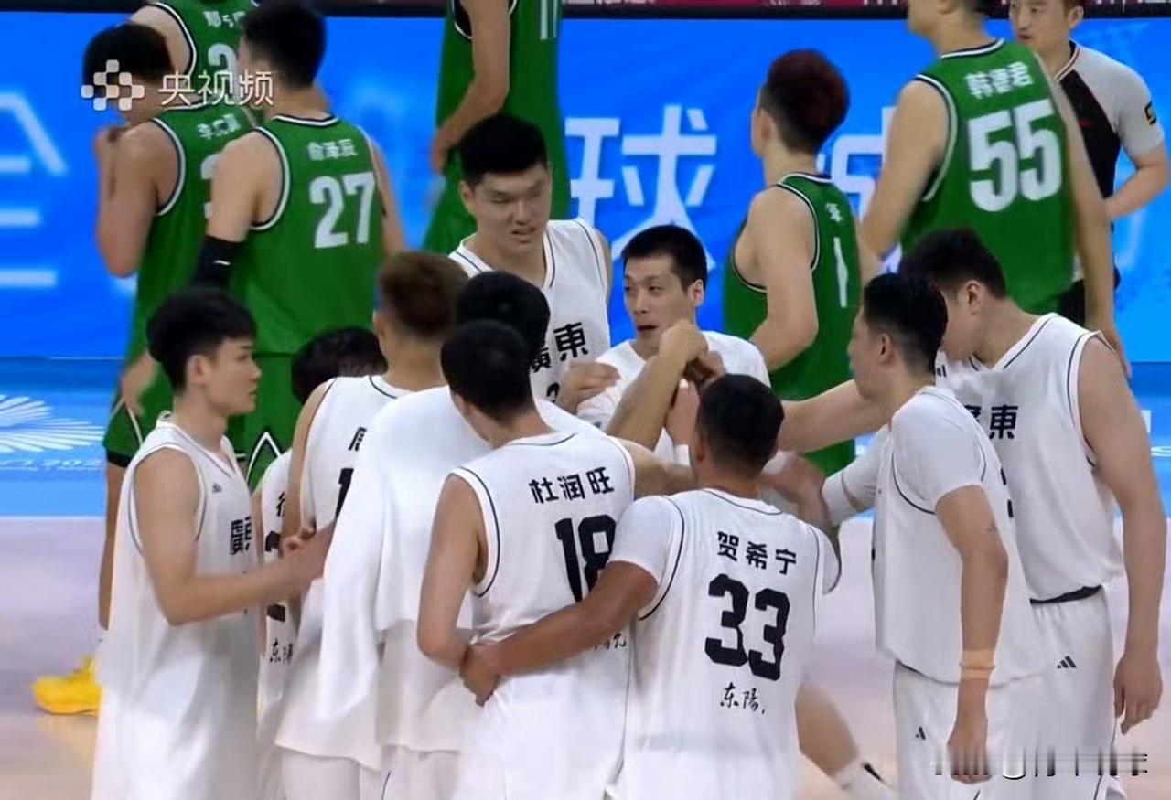 广东全运男篮大胜进决赛！

刚刚结束的全运会成年组男篮半决赛，广东男篮以92-7