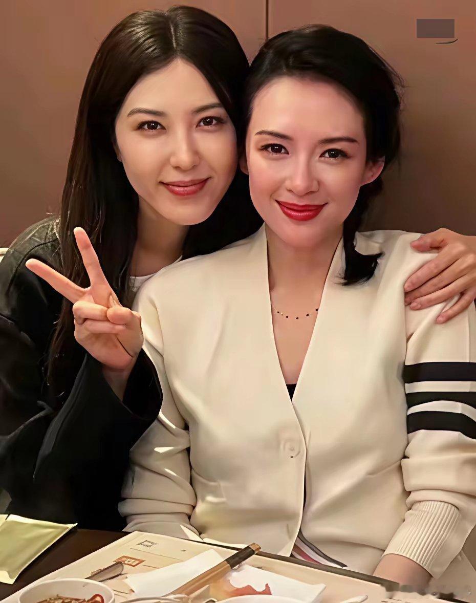 曾黎明明是大美女，连张柏芝都偷偷看她，但是为啥跟章子怡在一起是章子怡好看，而章子