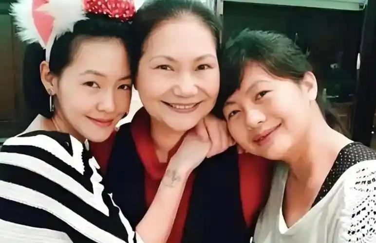 7 月 8 日，台媒拍到大 S 妈妈黄春梅接受线下媒体采访，镜头里她精神状态格外