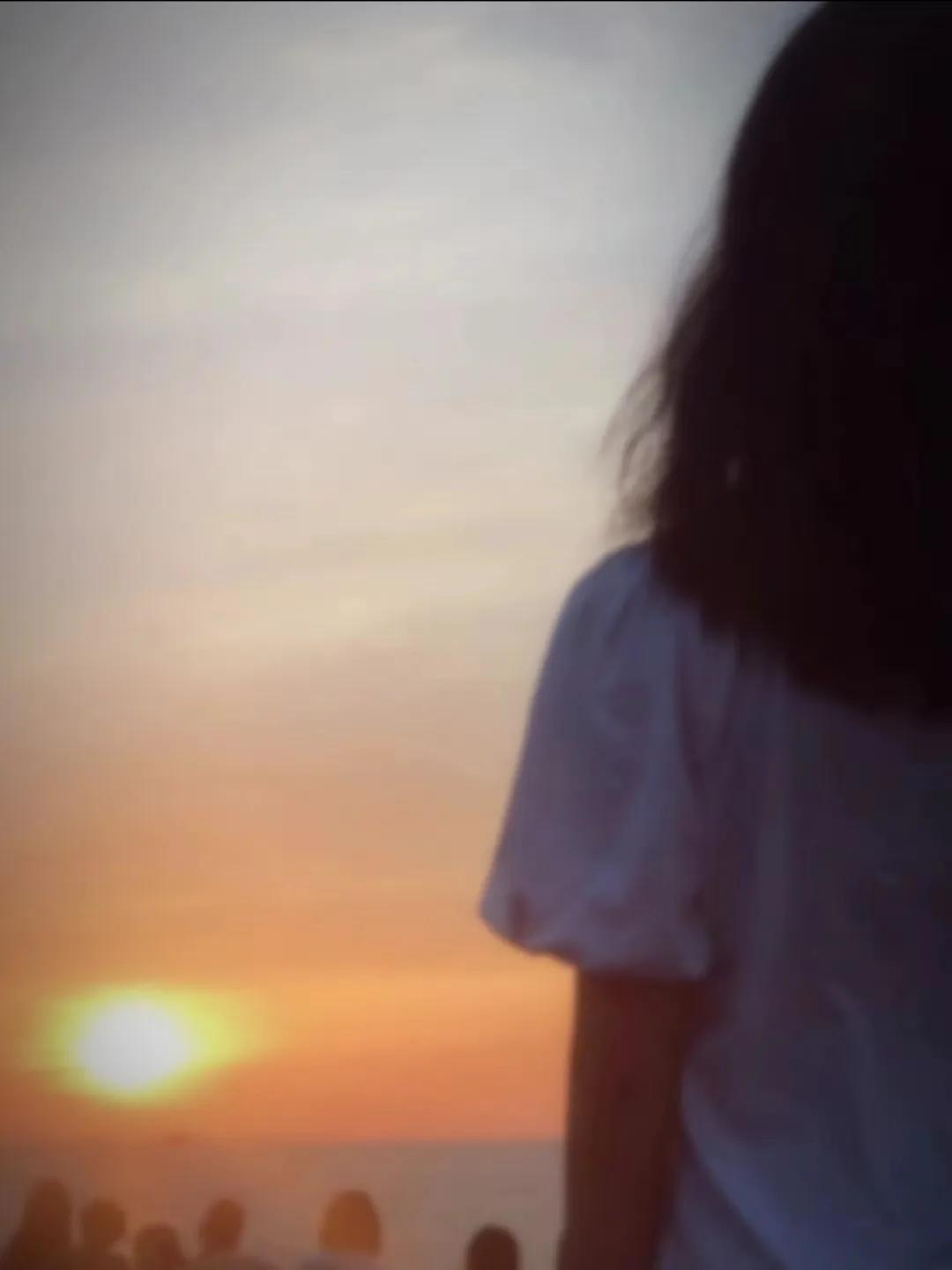 观日出
晨曦破拂晓，
日出苍山远。
苍茫多少事，
遥望正年少。
​

题照赋诗