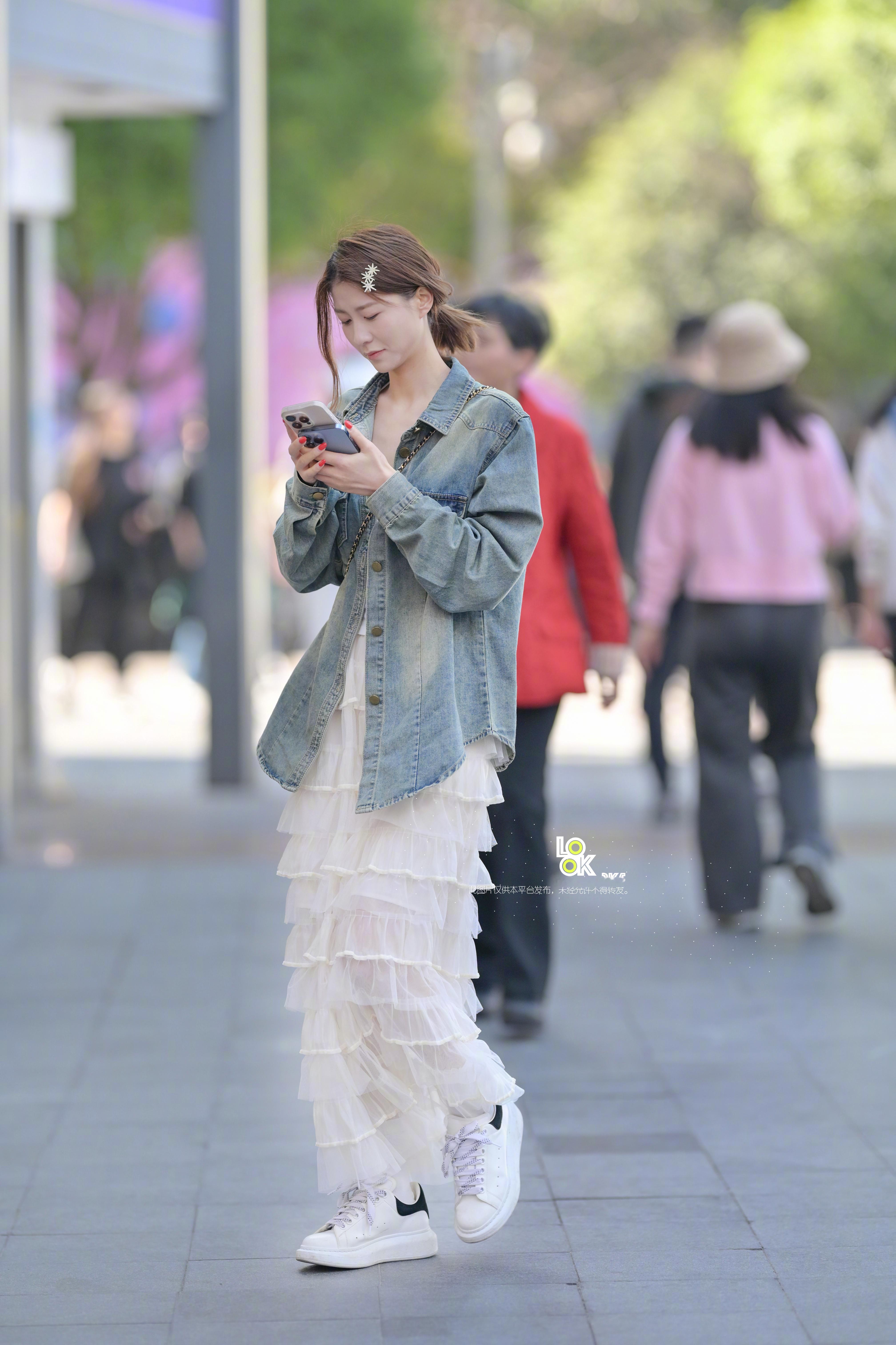 玩手机好认真哦！ 