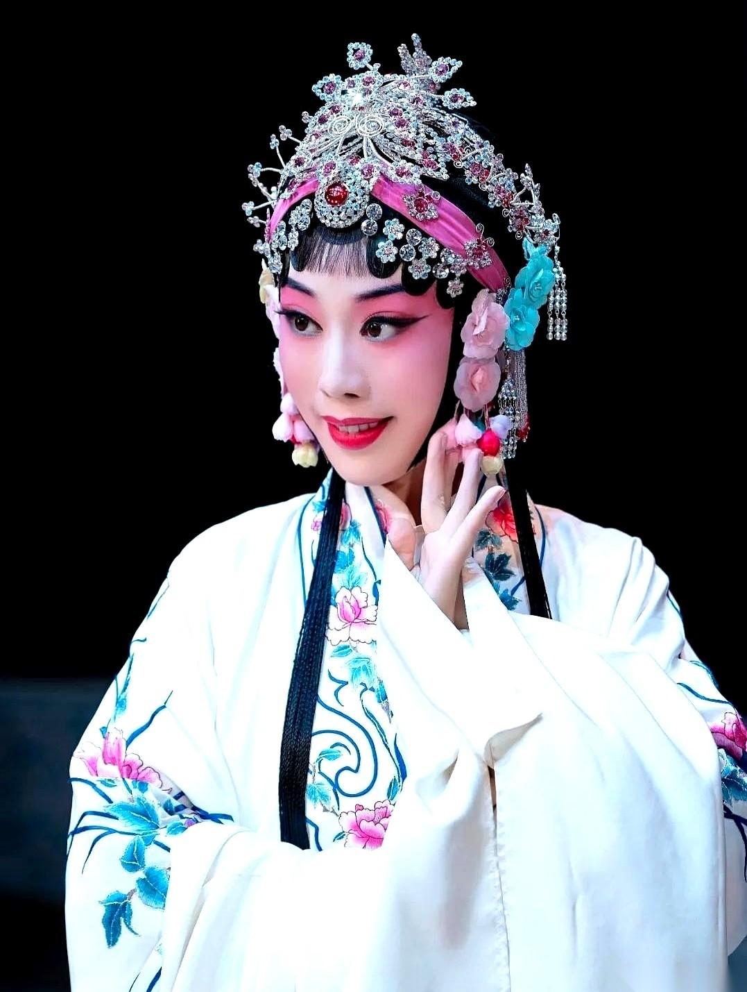 河南豫剧院一团，要来安阳县一个村里唱戏。
听着是下乡演出，可单子一亮，不对劲。一