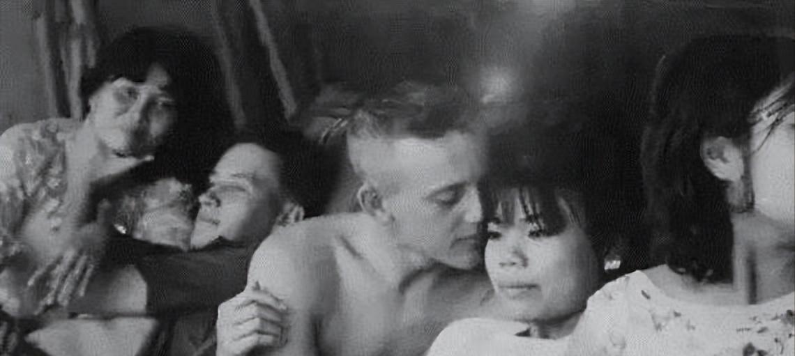 越南战争时，很多美军士兵在战场上没有老婆陪着，就找了越南当地的女子，结果20年后