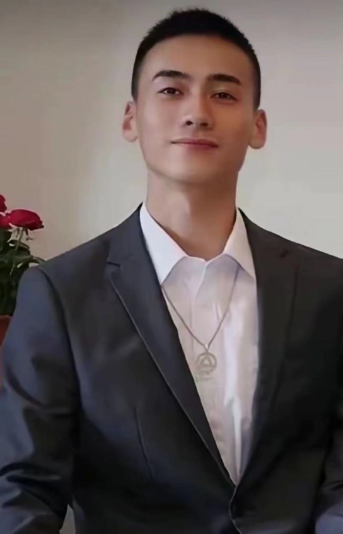 他是操礼豪，海军飞行员，于2022年3月1日在南海实战化训练任务中壮烈牺牲。时年
