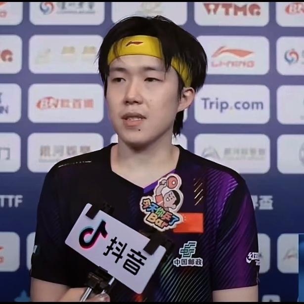 抖音这个女记者要火，
采访王楚钦忘了边界感，
边笑边说楚钦是“独苗”，
没想到王