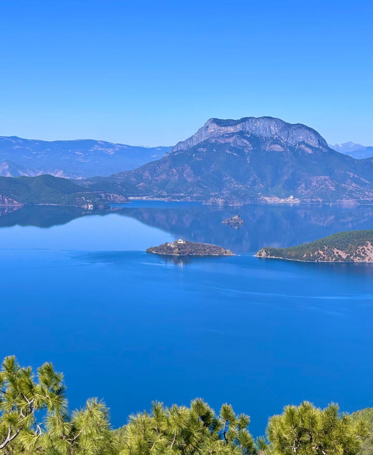 冬日泸沽湖丨蓝的像被星空染过
马年的第一站
终于赴了与泸沽湖的冬日之约
这里的蓝