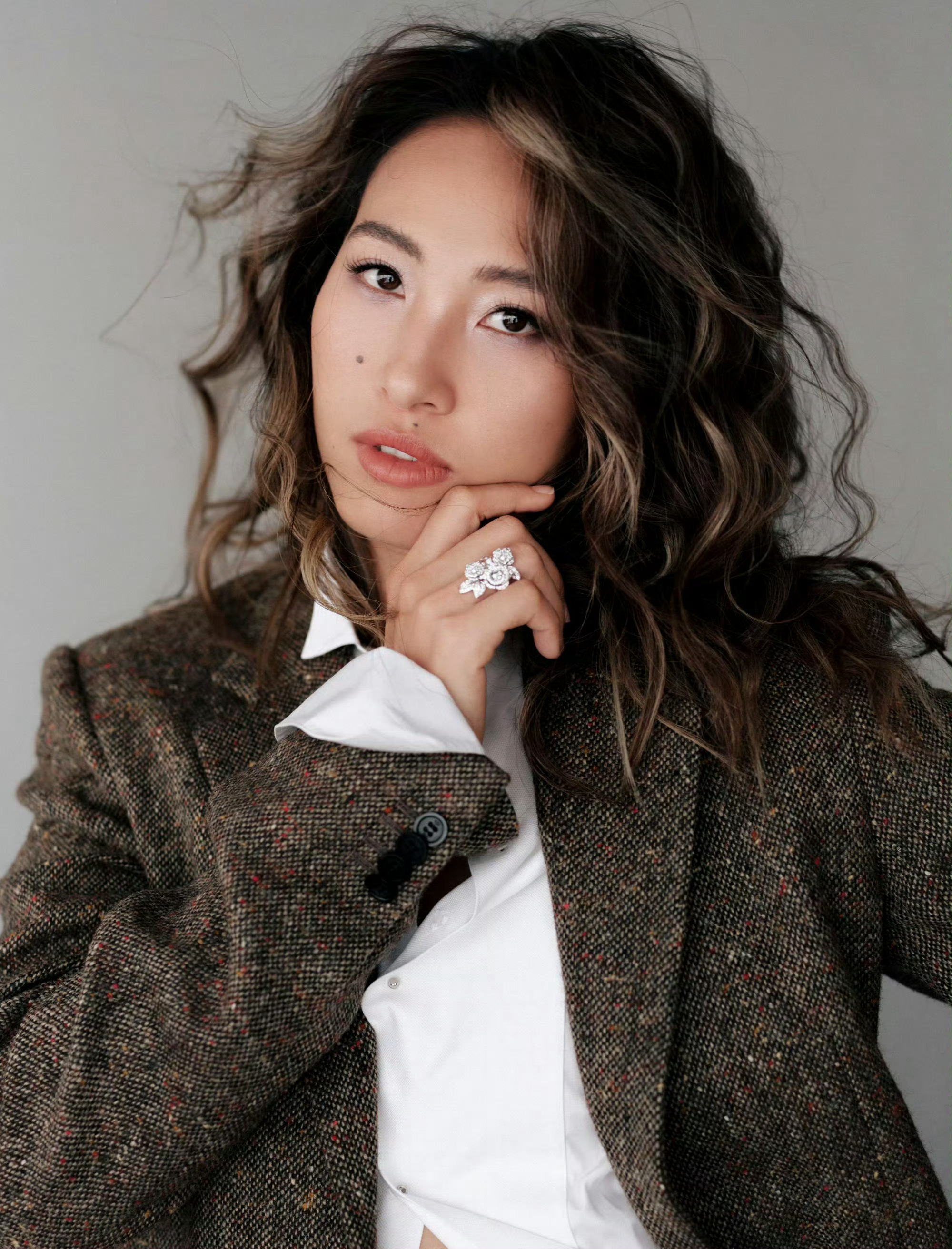 时尚表现力升级，驾轻就熟，小猫变御姐，不愧是我们的迪奥全球品牌大使郑钦文 啊，本