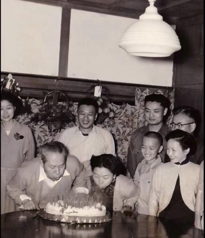 孙立将军过生日时的一幕，和最爱二夫人张晶英同时吹蜡烛的场景。孙立人与张晶英于19