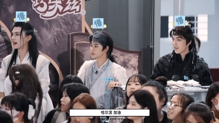 东北人的情绪价值直接给到位了东北人的热情堪称一绝，现场摇旗呐喊，热烈氛围瞬间拉满