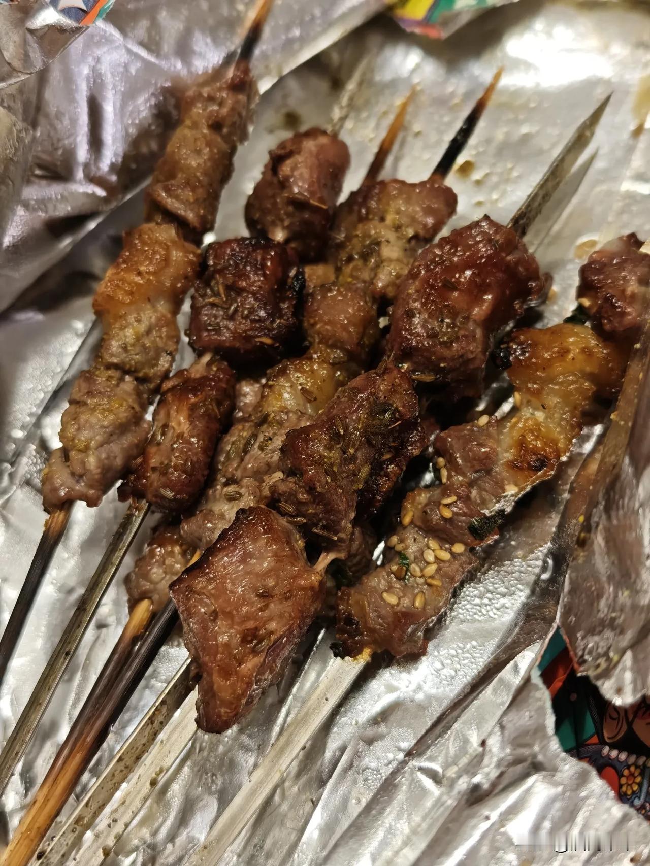 千万别下楼散步，因为容易散步进烧烤店！
 
休息在家，窝在沙发里刷手机，眼睛看久