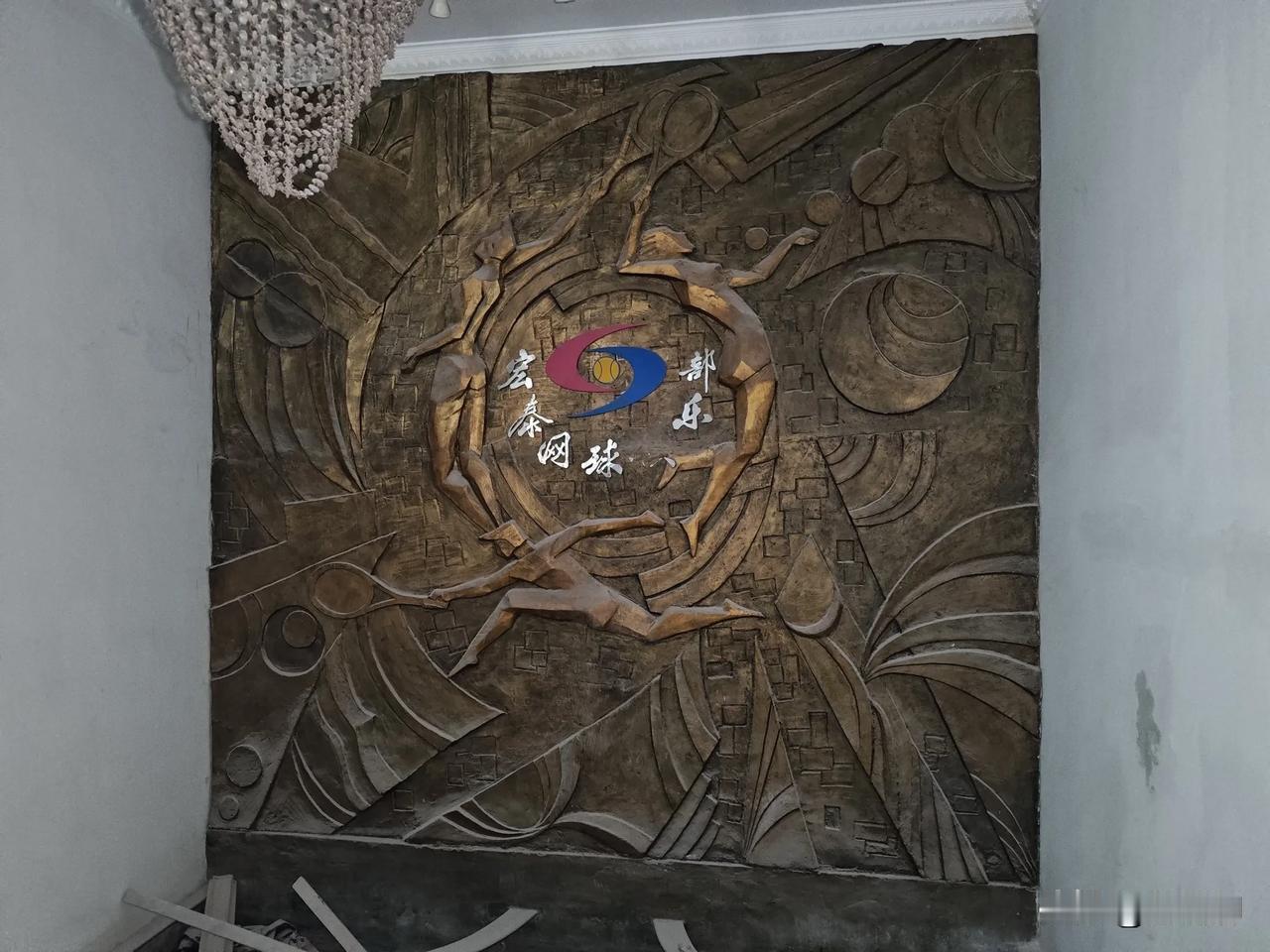 在厦门体育中心附近一个办公楼楼顶发现这样一个网球场，场地是刚装修的，但是历史似乎